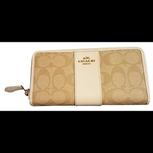Coach Accordion Zip Wallet Pre-Owned, Used Once